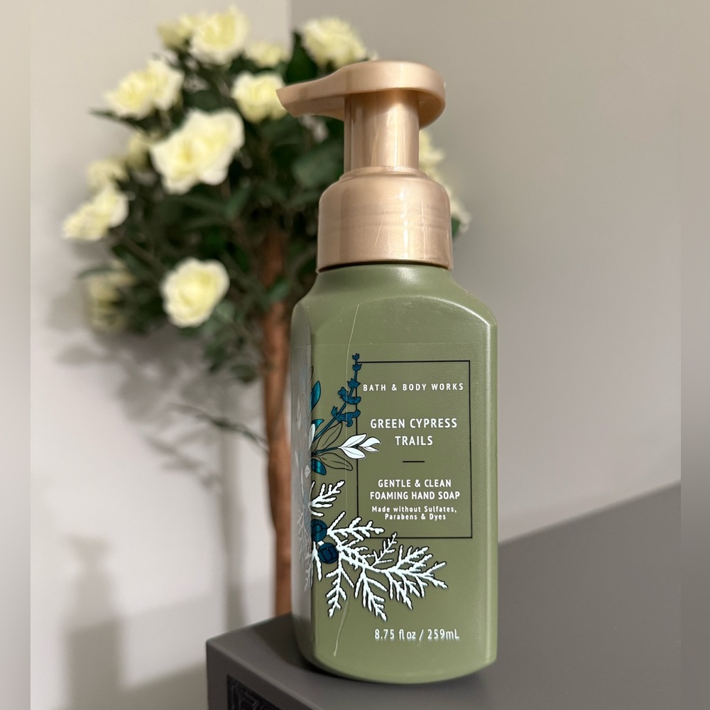 BATH & BODY WORKS Green Cypress Trails Gentle Foaming Hand